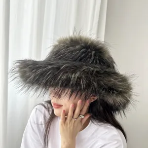 Eleganter Anglerhut aus Fuchspelzimitat mit breiter Krempe an einem asiatischen Model.