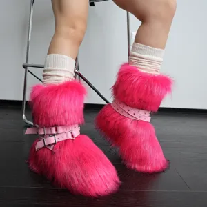 Dettaglio degli stivali in ecopelliccia rosa stile punk Y2K con cinturini borchiati