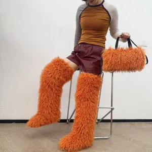 Vista dettagliata della borsa tote in peluche arancione vivace con finta lana