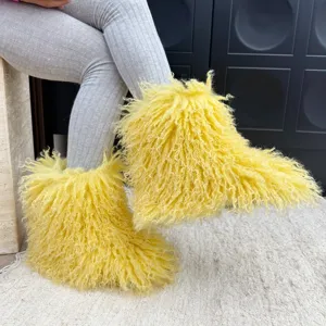 Gros plan sur la texture moelleuse en fausse peau de mouton jaune des bottes enfant