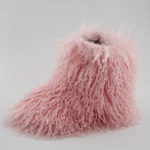 Vue détaillée de la fourrure synthétique bouclée rose sur les bottes de neige pour enfants