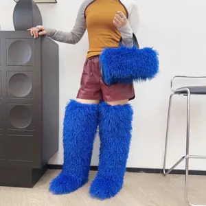 Borsa tote in finta pelle di pecora blu e stivali lunghi di peluche coordinati chic.
