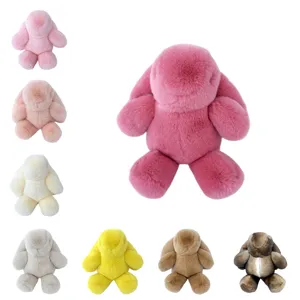 Vue détaillée de diverses poupées de lapin en peluche colorées avec texture en fausse fourrure