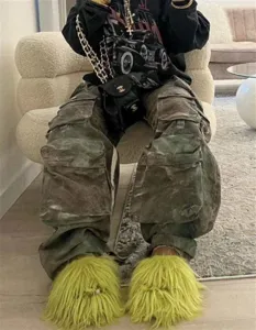 Zapatillas peludas verde neón Y2K con pelo largo sintético para un estilo de moda milenario