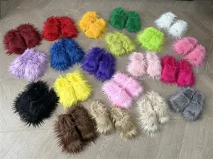 Vue détaillée de pantoufles colorées en fausse fourrure style y2k dans divers coloris.
