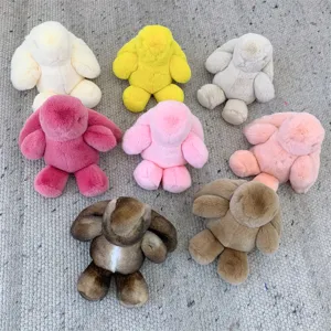 Vue détaillée de lapins en peluche colorés avec texture en fausse fourrure