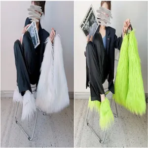 Conjunto estilo Y2K con bolso tote y zapatillas de pelo largo en blanco y verde neón