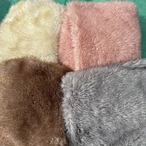 Dettaglio ravvicinato della consistenza in finta pelliccia in rosa, bianco, marrone e grigio
