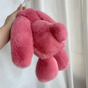 Gros plan détaillé montrant la texture douce en fausse fourrure d'un lapin rose en peluche