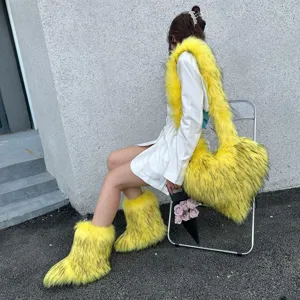Modella che indossa una borsa a cuore in finta pelliccia gialla e stivali pelosi.