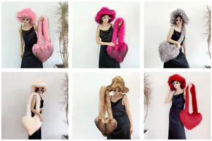 Ensemble de bob en fausse fourrure et sac à main en forme de cœur en diverses couleurs.