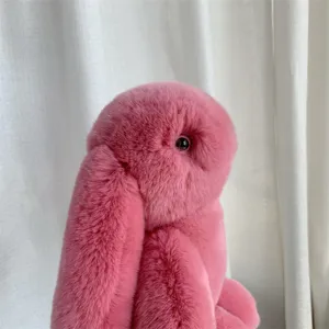 Gros plan d'un lapin en peluche rose montrant la texture fine de la fourrure douce