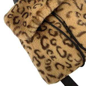 Makroaufnahme der weichen Plüsch-Rucksacktextur mit Leopardenmuster und Kordelzug