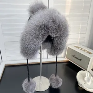 Vista macro detallada de un gorro Lei Feng de piel de zorro gris con pompones suaves