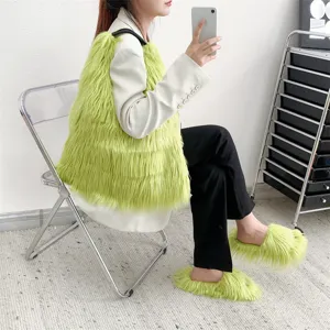 Conjunto Y2K de moda con bolso tote de pelo sintético verde lima y zapatillas a juego
