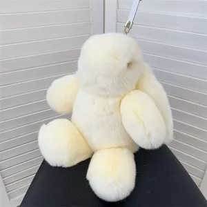 Vue détaillée d'un pendentif lapin en peluche beige doux en fausse fourrure de lapin