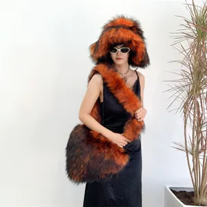 Détail de l'ensemble chapeau en fausse fourrure et sac en forme de cœur sur modèle