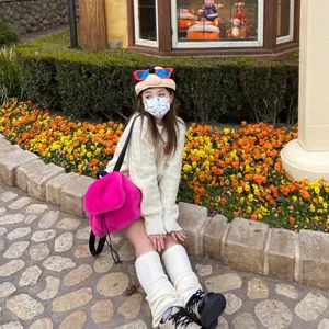 Lifestyle-Aufnahme eines asiatischen Models mit einem hellrosa Plüsch-Rucksack mit Kordelzug
