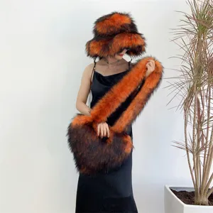 Ensemble élégant avec chapeau cloche en fausse fourrure et sac en forme de cœur orange noir.