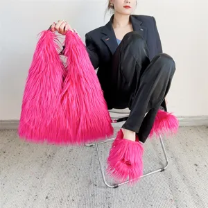 Detalle del bolso tote de piel sintética rosa fucsia y pantuflas a juego