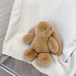 Peluche de lapin en fourrure sur une chaise blanche, vue détaillée