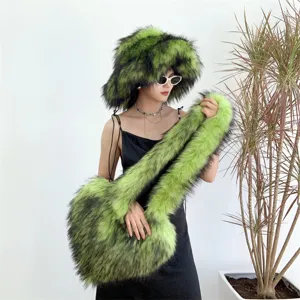 Détail du chapeau en fausse fourrure verte et de l'ensemble sac en forme de cœur