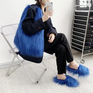 Detalle del bolso tote de piel sintética azul eléctrico Y2K y zapatillas de pelo a juego