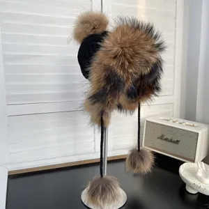 Vista detallada de un lujoso gorro de aviador de piel de zorro con detalles de punto.