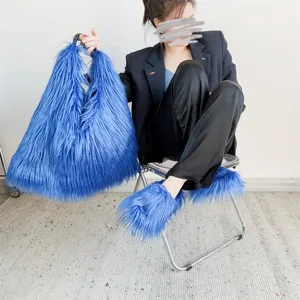 Elegante conjunto de bolso tote de piel sintética azul y zapatillas peludas Y2K