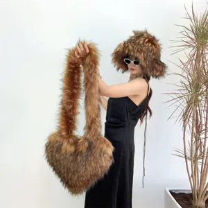 Mannequin asiatique portant un chapeau cloche en fausse fourrure et un sac cœur assorti