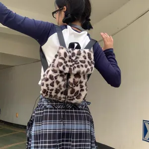 Rückansicht eines modischen Rucksacks aus Kunstpelz mit Leopardenmuster am Modell