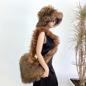 Ensemble chapeau cloche en fausse fourrure et sac à bandoulière en forme de cœur assorti.