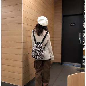 Detailansicht eines modischen Plüschrucksacks mit Leopardenmuster in einer Lifestyle-Szene