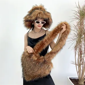 Mannequin portant un chapeau chaud en fausse fourrure et un sac en forme de cœur
