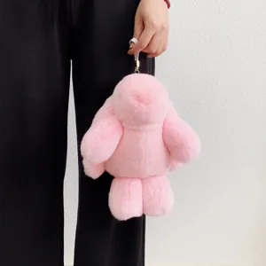 Vue détaillée d'un porte-clés lapin en peluche rose avec une texture douce et soyeuse