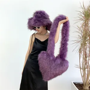 Détail d'un mannequin avec un chapeau bob en fausse fourrure violette et un sac coeur
