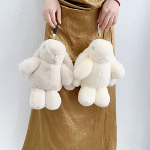 Gros plan de deux pendentifs lapin en peluche douce avec une texture moelleuse et des oreilles