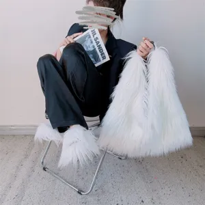 Conjunto de bolso tote de piel sintética blanca de pelo largo y zapatillas esponjosas estilo Y2K