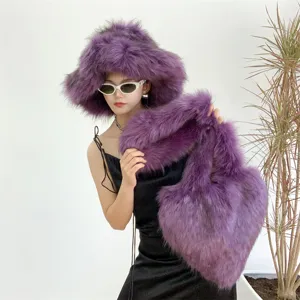 Mannequin portant un chapeau cloche en fausse fourrure violette et un sac assorti en cœur