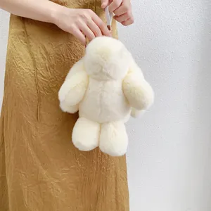 Vue détaillée d'un charmant lapin en peluche blanc avec une texture de fourrure douce