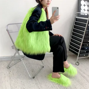 Detalle del conjunto de bolso tote y pantuflas de pelo largo verde lima de estilo Y2K