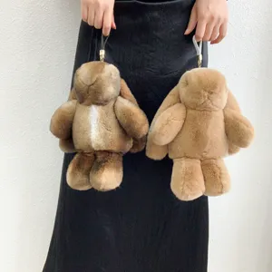 Vue détaillée de deux adorables porte-clés lapin en peluche avec fourrure douce