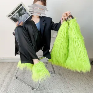 Conjunto de bolso tote y zapatillas de pelo sintético verde neón Y2K