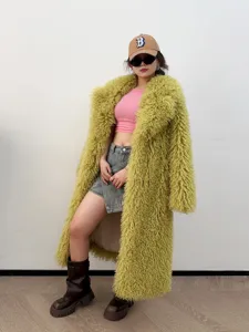 Vue en pied d'une femme portant un manteau en fausse fourrure frisée vert citron