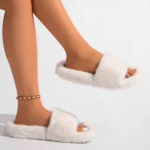 Détail rapproché de pantoufles blanches en fausse fourrure de vison de style Y2K