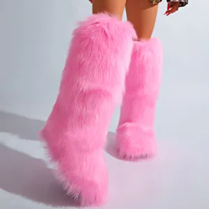 Vue rapprochée des bottes hautes en fausse fourrure rose vif avec une texture duveteuse