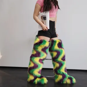 Vue détaillée des bottes en fausse fourrure Mardi Gras aux motifs ondulés violet et vert