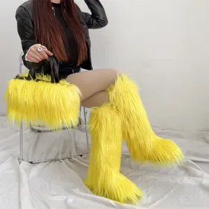 Bottes montantes jaunes en fausse fourrure et sac à main assorti portés par un mannequin