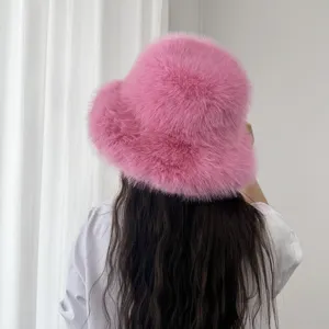 Vue arrière d'un chapeau cloche en fausse fourrure rose à texture douce en peluche