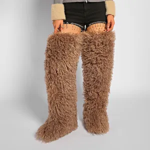 Vista detallada de botas por encima de la rodilla de 72 cm de piel sintética beige